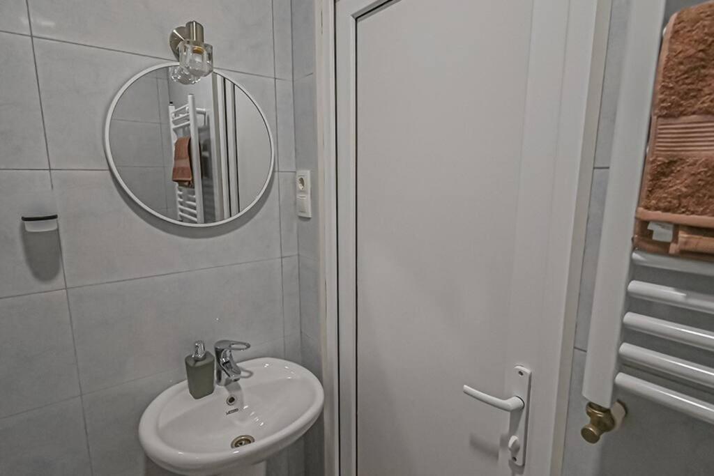 Studio With Balcony In Old City Тбилиси Экстерьер фото