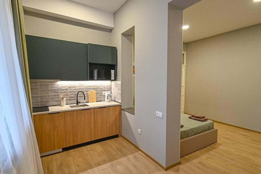 Studio With Balcony In Old City Тбилиси Экстерьер фото